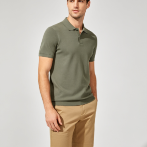 Destaques do Produto: Versatilidade — perfeita para um visual casual e moderno. Corte de Alfaiataria — caimento impecável no corpo. Costura Reforçada no Gancho — ideal para o uso frequente. Bolsos Fundos e Práticos — segurança para levar celular e carteira. Cores Resistentes — tingimento de alta qualidade, não desbota. Tecido Premium: Composição: 100% Algodão (Sarja de Alta Gramatura) Toque macio, leve e resistente Tabela de Medidas (Adulto): Tamanho 38: Cintura 76cm | Comprimento 52cm Tamanho 40: Cintura 80cm | Comprimento 53cm Tamanho 42: Cintura 84cm | Comprimento 54cm Tamanho 44: Cintura 88cm | Comprimento 55cm As medidas podem variar até 2cm a mais ou a menos. Retirada na loja ou entrega rápida em Santa Rosa! Garanta já a sua Bermuda de Sarja e sinta a diferença!